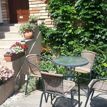 Borbaratok Vendeghaz Guest house